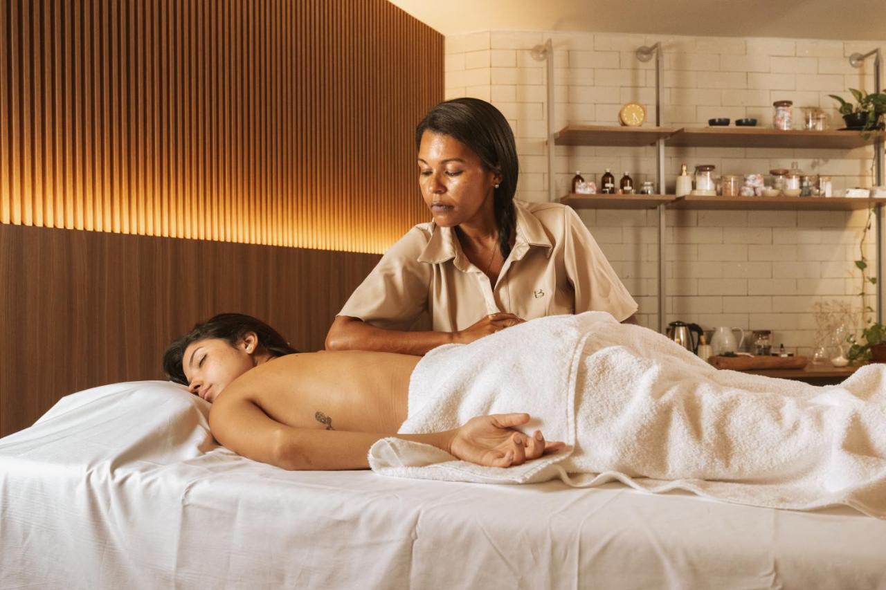 Ba'Ra Hotel João Pessoa Dış mekan fotoğraf A massage therapist treating a patient