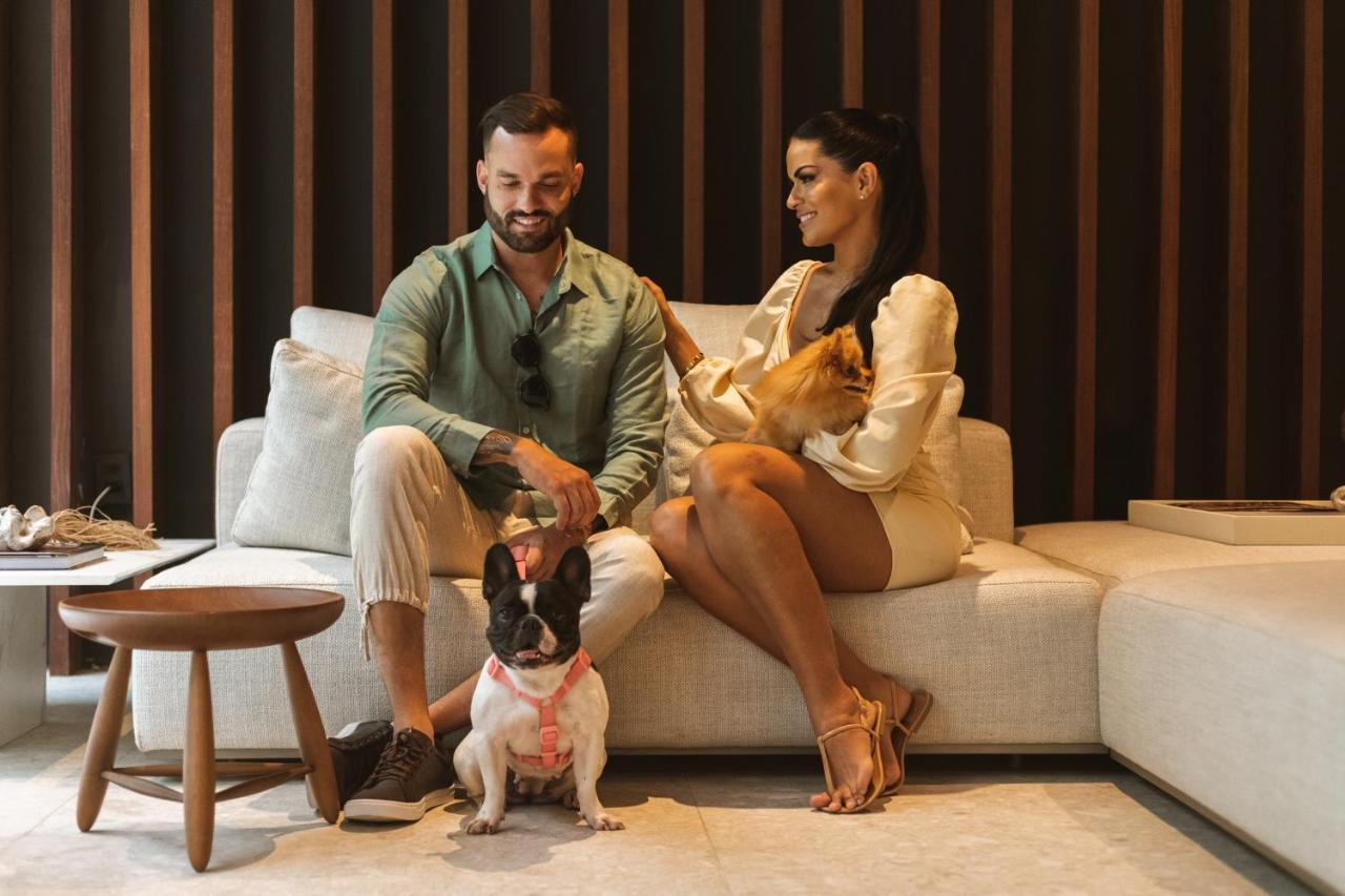 Ba'Ra Hotel João Pessoa Dış mekan fotoğraf A couple with their dogs